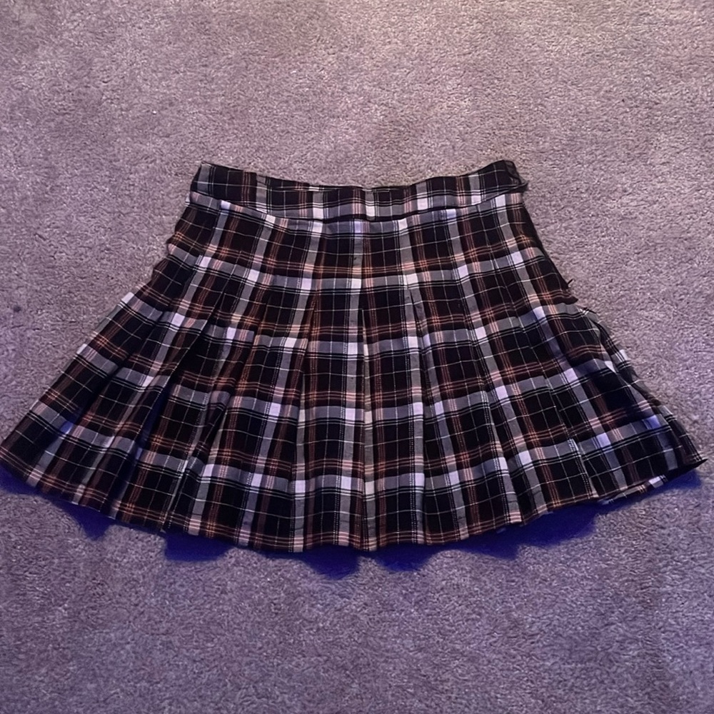 platted, black white in bourbon skirt with button and zip up side
